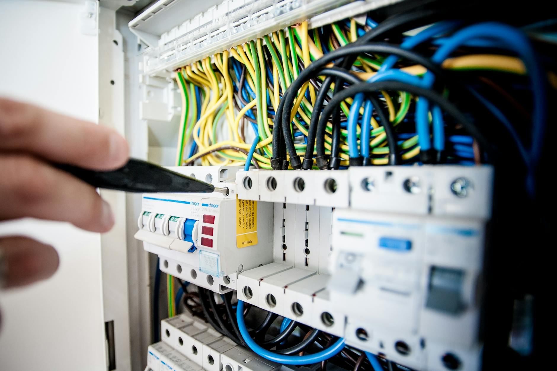 como funciona un diferencial electrico y que es un disyuntor