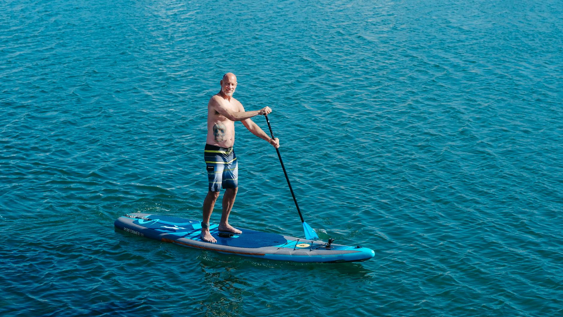 deportes acuaticos con tabla diversion y salud en el agua