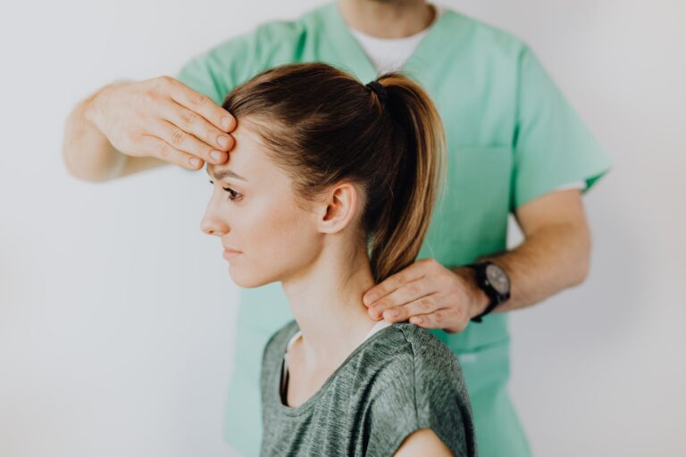 Dolor de cabeza por cervicales: síntomas y tratamiento eficaz