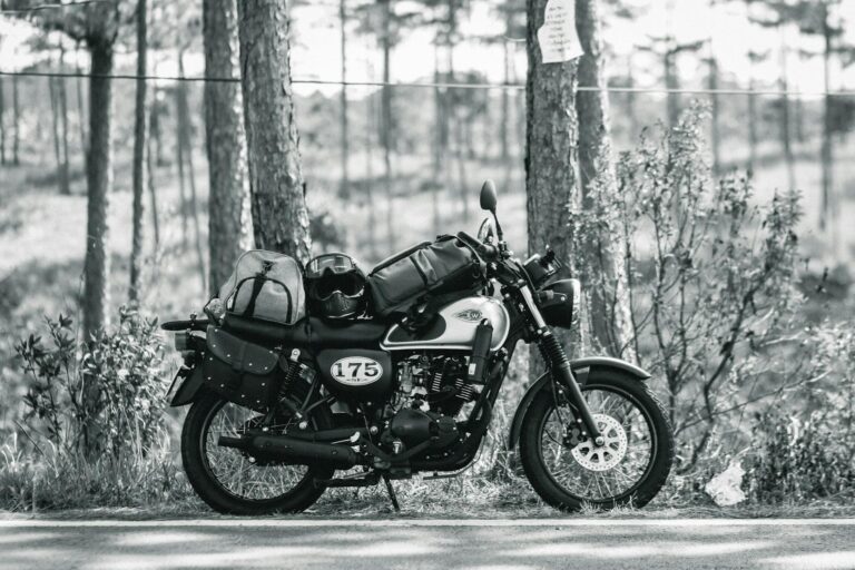 equipaje en la moto consejos para viajar seguro y comodo