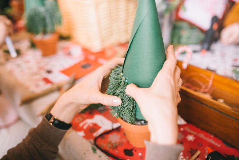 Facil manualidades con piñas de Navidad: manualidad navideña infantil
