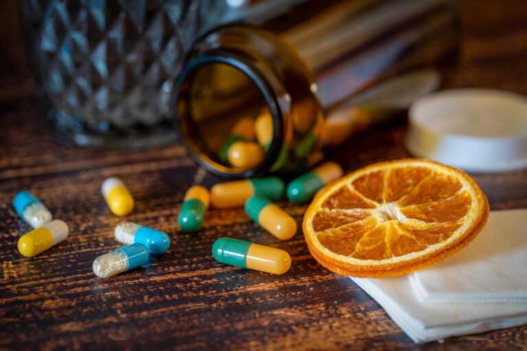 Falta de vitamina B síntomas y exceso de vitamina B12 causas