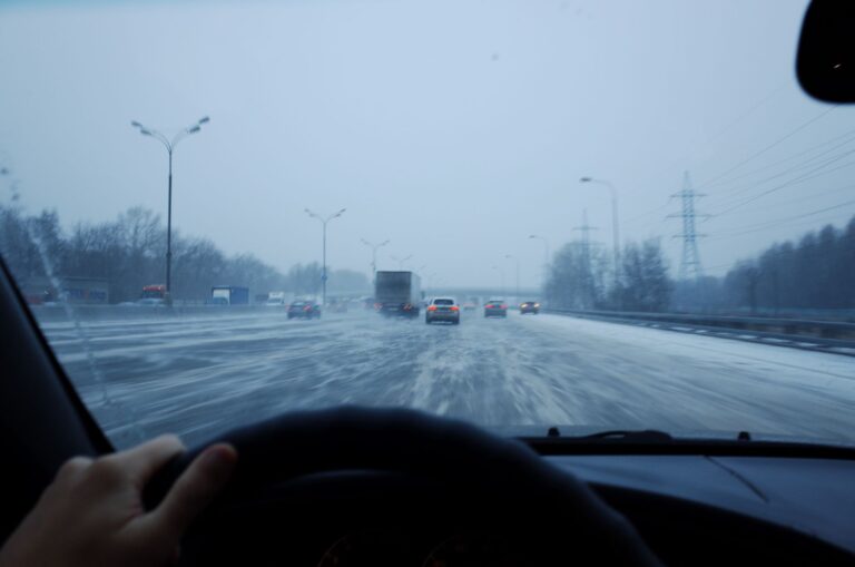 Hay hielo en la vía: ¿Qué debe hacer al conducir seguro?