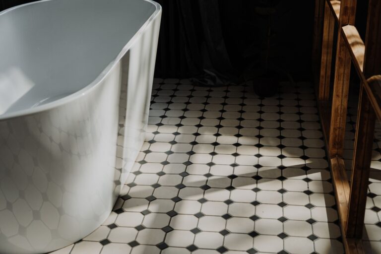 Limpieza de azulejos de baño: trucos caseros efectivos
