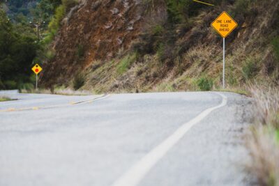  Líneas discontinuas y línea continua: señales de peligro vial