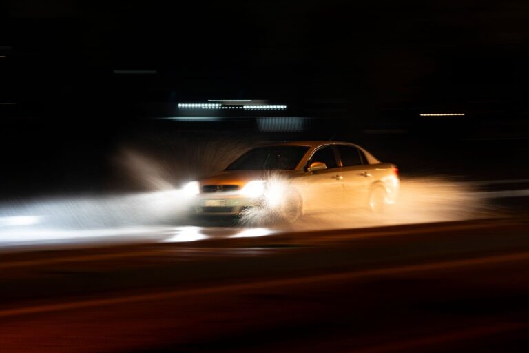 Luces de corto alcance: guía sobre luces de cruce y carretera