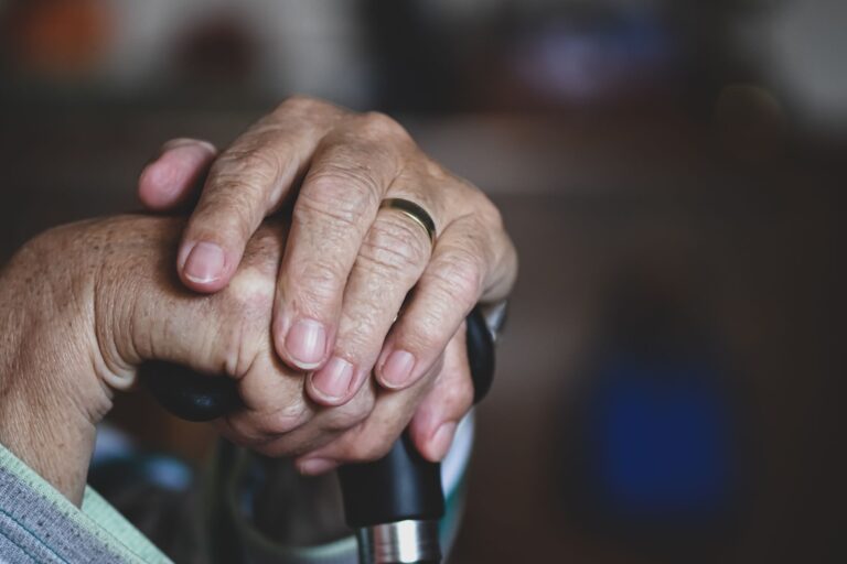 Maltrato en ancianos: factores de riesgo y soluciones efectivas