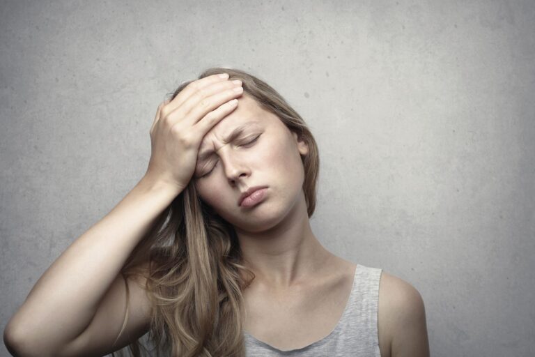 Migraña adolescentes: causas, síntomas y prevención efectiva