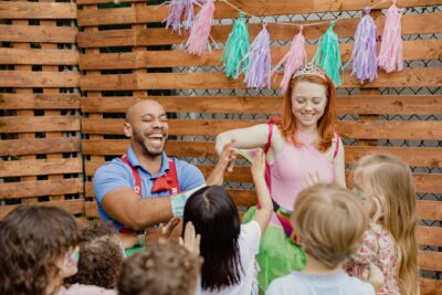  Pueblo en fiestas: Seguridad y diversión para tus hijos