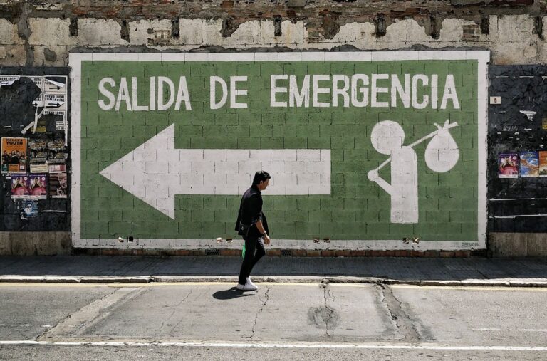 Puertas de salida y recorridos de evacuación CTE: Seguridad esencial