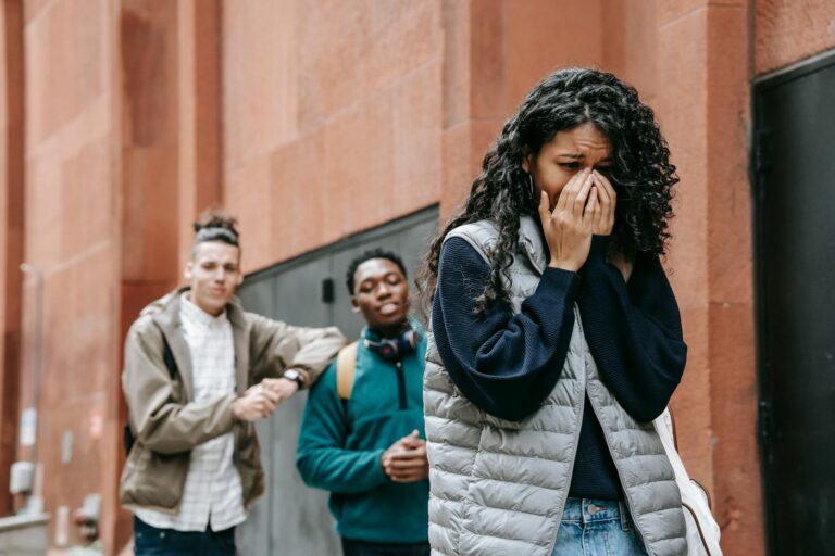 Que significa ghosting: Entiende su impacto emocional y social