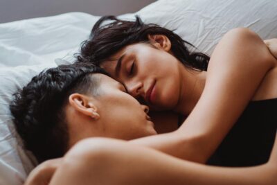  Si un hombre se acuesta con dos mujeres ambas: ¿Qué es amar?
