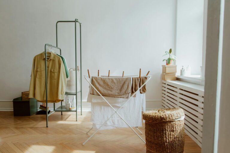 Tender ropa dentro de casa: riesgos para la salud y soluciones