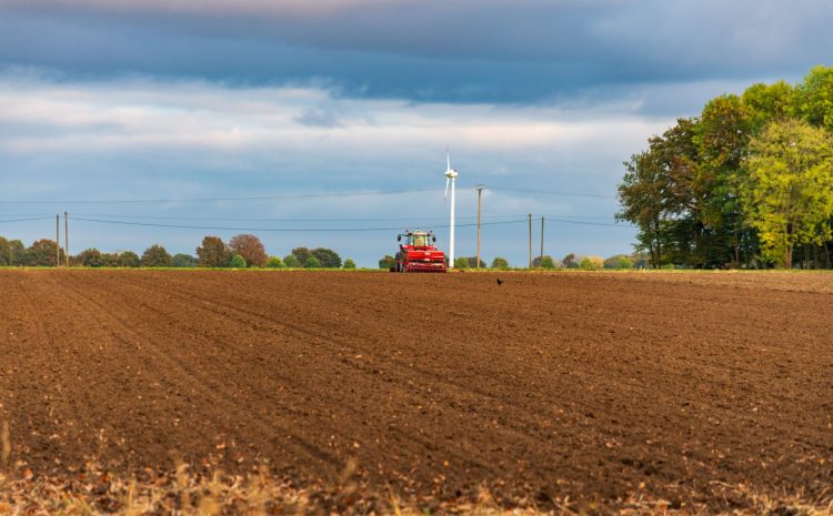  Tractores en el campo trabajando: Innovación eléctrica sostenible