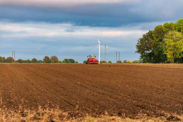 Tractores en el campo trabajando: Innovación eléctrica sostenible